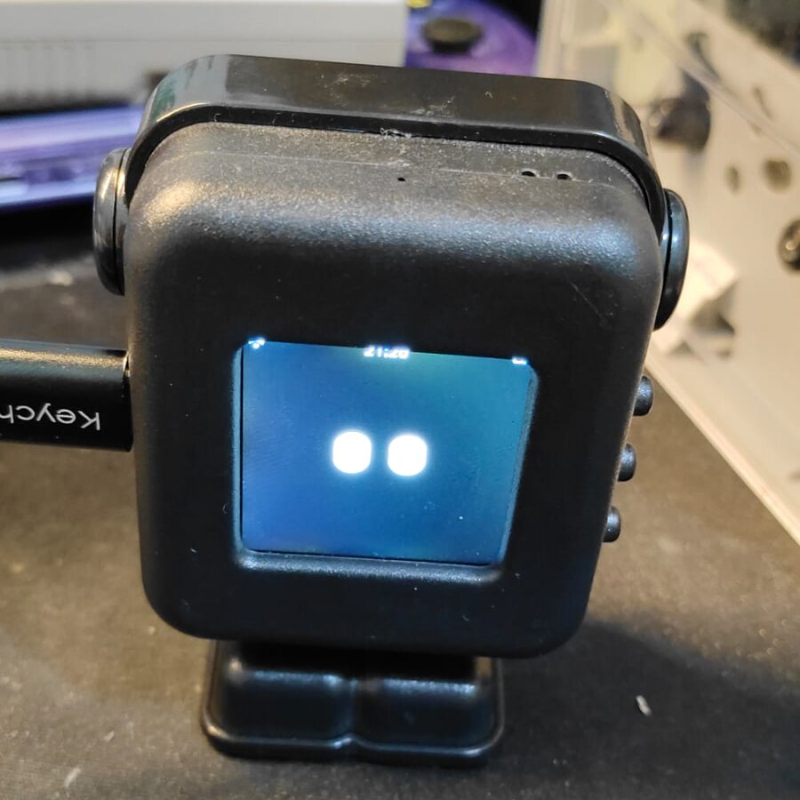 Robot AI XiaoZhi EZTECH X1 dengan muka animasi di layar item